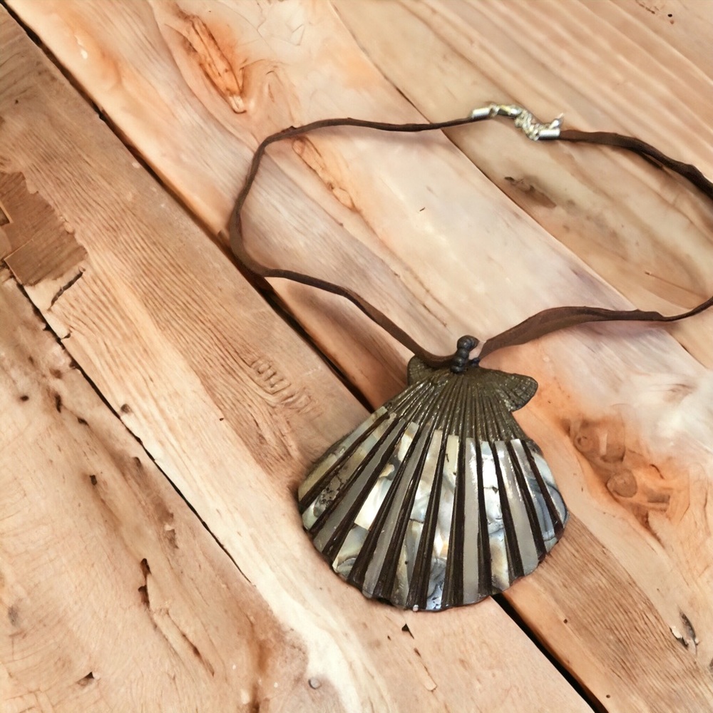 Shell Pendant Necklace with Brown Cord Women's Brown/Gray - Picture 3 of 9